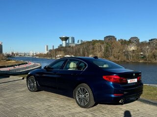 2019 BMW 5 серии 530e VII (G30/G31/G38), синий, 2690000 рублей, вид 2