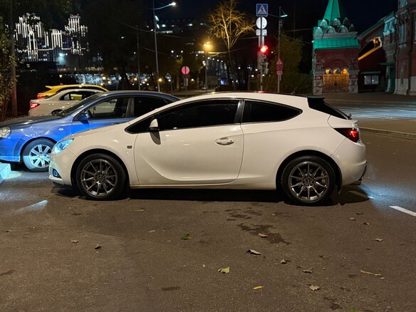 2013 Opel Astra GTC J Рестайлинг, белый, 880000 рублей - вид 2