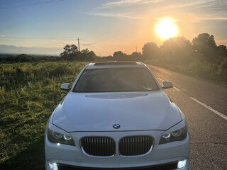 2009 BMW 7 серии 740i V (F01/F02/F04), белый, 1050000 рублей, вид 2