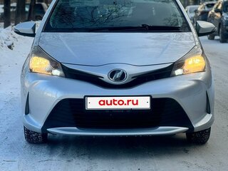 2016 Toyota Vitz III (XP130) Рестайлинг, серебристый, 950000 рублей, вид 2