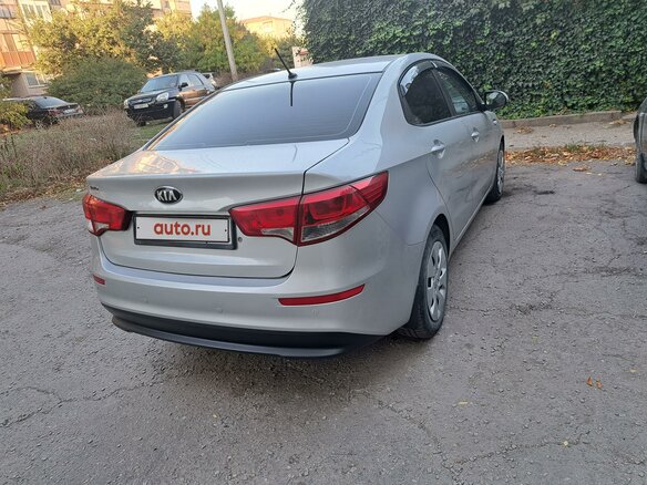 2016 Kia Rio III Рестайлинг, серебристый, 1200000 рублей - вид 2