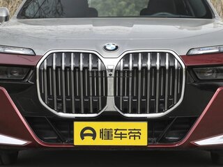 2025 BMW 7 серии 740i xDrive VII (G70), красный, 16760000 рублей, вид 3
