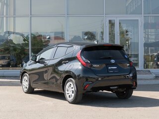 2022 Toyota Aqua II, чёрный, 1300000 рублей, вид 2