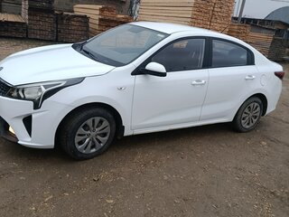 2021 Kia Rio IV Рестайлинг, белый, 1050000 рублей, вид 4