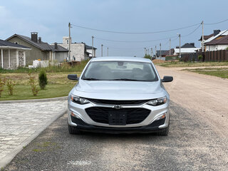 2019 Chevrolet Malibu IX Рестайлинг, серебристый, 2120000 рублей, вид 2