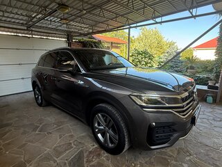 2019 Volkswagen Touareg III, серый, 5600000 рублей, вид 3