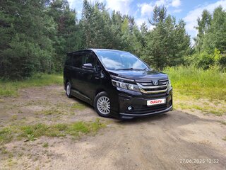 2014 Toyota Voxy III (R80), чёрный, 1730000 рублей, вид 3