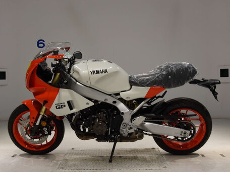 2025 Yamaha XSR900, белый, 1200000 рублей, вид 2