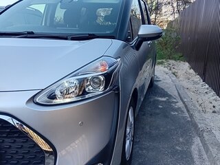 2018 Toyota Sienta II Рестайлинг, серебристый, 1300000 рублей, вид 3