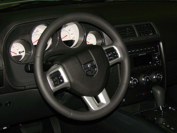 2013 Dodge Challenger III Рестайлинг, белый - вид 5
