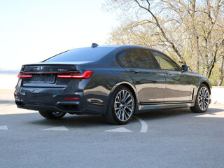 2021 BMW 7 серии Long 750Li xDrive VI (G11/G12) Рестайлинг, серый, 7500000 рублей, вид 4