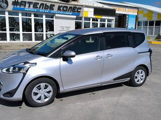 2019 Toyota Sienta II Рестайлинг, серебристый, 1720000 рублей, вид 2
