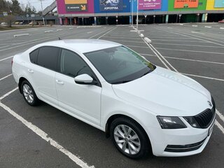 2018 Skoda Octavia III (A7) Рестайлинг, белый, 1990000 рублей, вид 3