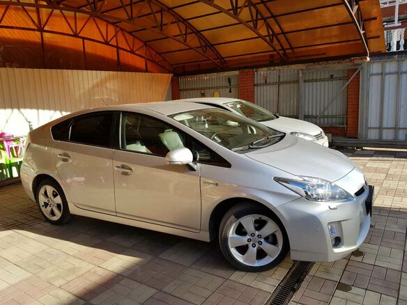 2010 Toyota Prius III (XW30), серебристый - вид 6