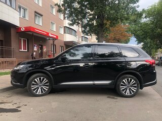 2019 Mitsubishi Outlander III Рестайлинг 3, чёрный, 2600000 рублей, вид 3