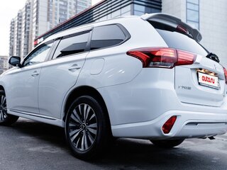 2022 Mitsubishi Outlander III Рестайлинг 3, белый, 2450000 рублей, вид 4