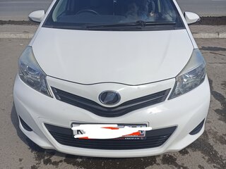 2013 Toyota Vitz III (XP130), белый, 880000 рублей, вид 3