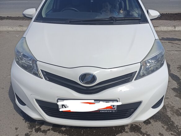 2013 Toyota Vitz III (XP130), белый, 820000 рублей - вид 3