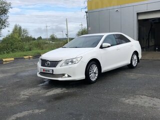 2013 Toyota Camry VII (XV50), белый, 1650000 рублей, вид 1