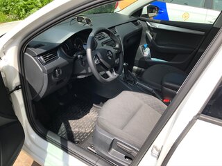 2018 Skoda Octavia III (A7) Рестайлинг, белый, 1370000 рублей, вид 4