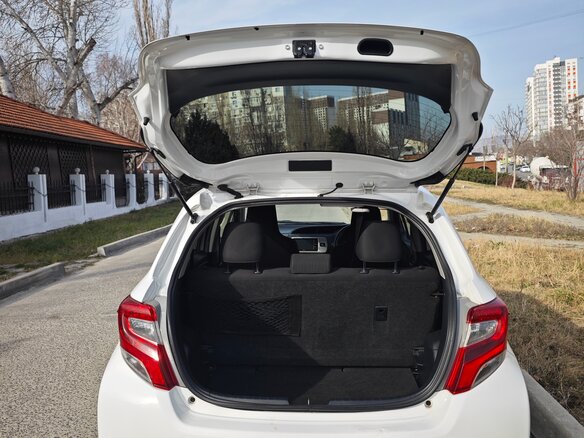 2016 Toyota Vitz III (XP130) Рестайлинг, белый, 900000 рублей - вид 5