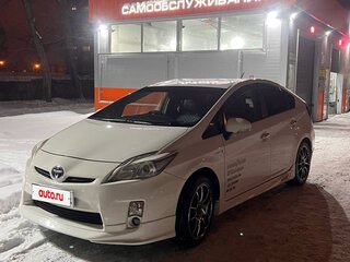 2011 Toyota Prius III Рестайлинг (XW30), белый, 1200000 рублей, вид 4