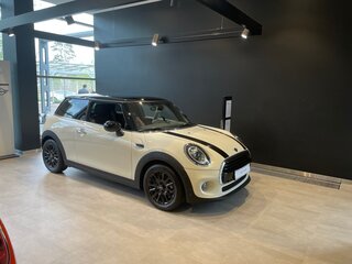2021 Mini Hatch Cooper III (F55/F56) Рестайлинг, белый, 2600000 рублей, вид 4