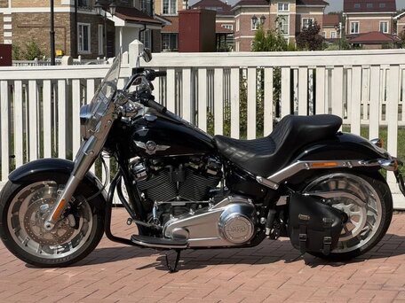 2020 Harley-Davidson Fat Boy, чёрный, 2090000 рублей, вид 2