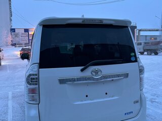2012 Toyota Voxy II (R70) Рестайлинг, белый, 1845000 рублей, вид 4