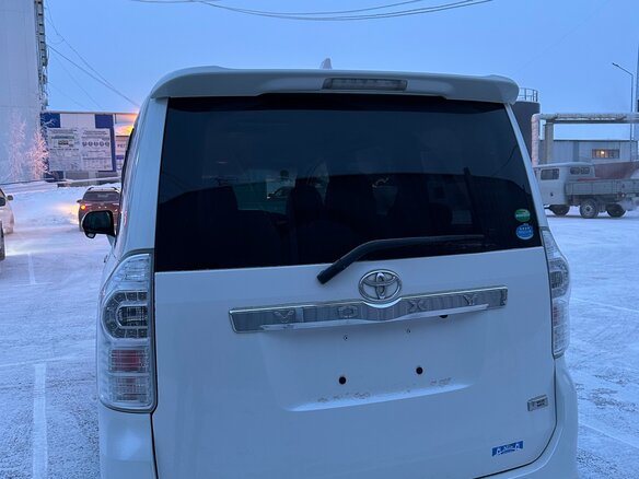 2012 Toyota Voxy II (R70) Рестайлинг, белый, 1845000 рублей - вид 3