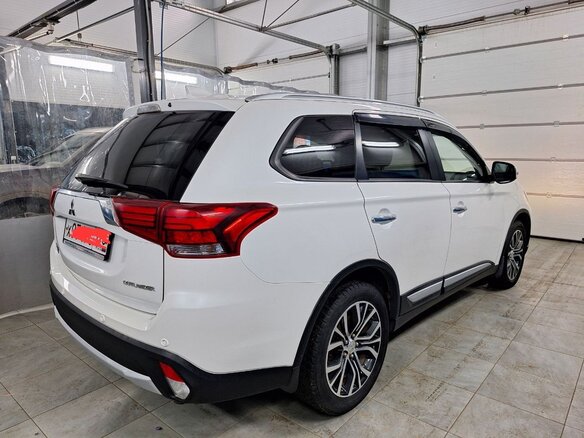 2017 Mitsubishi Outlander III Рестайлинг 2, белый, 1900000 рублей