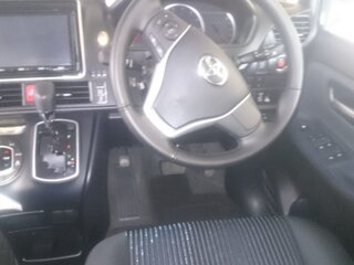 2018 Toyota Voxy III (R80) Рестайлинг, белый, 2000000 рублей, вид 3