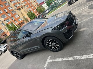 2019 Volkswagen Touareg III, серый, 4950000 рублей, вид 1