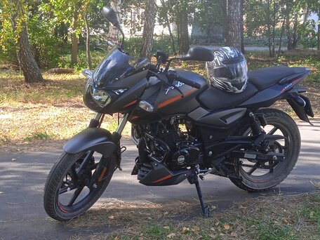 2023 Bajaj Pulsar 180, серый, 220000 рублей, вид 1