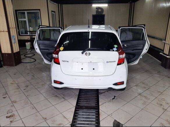 2017 Nissan Note e-Power II Рестайлинг, белый, 1430000 рублей - вид 2