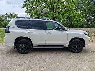 2021 Toyota Land Cruiser Prado 150 Series Рестайлинг 3, белый, 8750000 рублей, вид 2