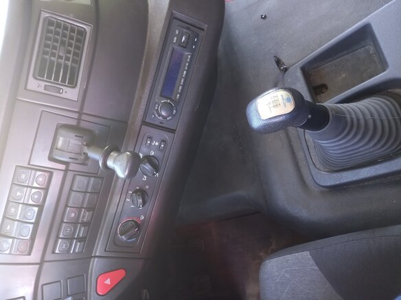 2023 IVECO-Hongyan 8x4 (CQ3406), красный - вид 13