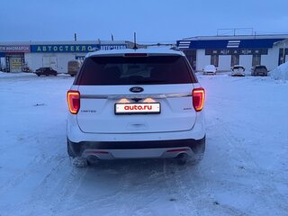 2017 Ford Explorer V Рестайлинг, белый, 2850000 рублей, вид 4
