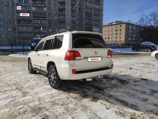 2012 Toyota Land Cruiser 200 Series Рестайлинг 1, белый, 4500000 рублей, вид 4
