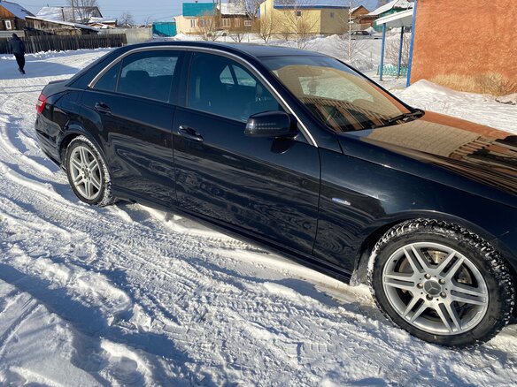 2011 Mercedes-Benz E-Класс 200 7G-Tronic IV (W212, S212, C207), чёрный, 1780000 рублей - вид 1