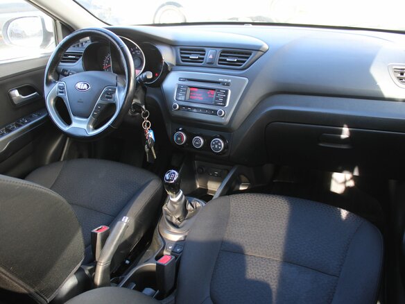2017 Kia Rio III Рестайлинг, серебристый, 1050000 рублей - вид 9