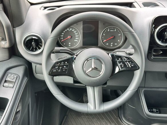 2026 Mercedes-Benz Sprinter, чёрный - вид 9