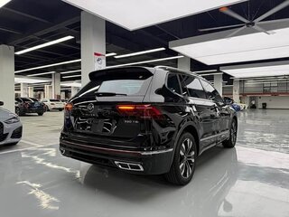 2022 Volkswagen Tiguan II Рестайлинг, чёрный, 2550111 рублей, вид 4