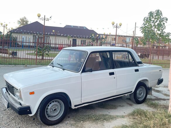 1998 Lada (ВАЗ) 2105, белый, 175000 рублей - вид 5