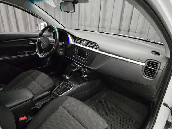 2020 Kia Rio IV Рестайлинг, белый, 980000 рублей - вид 10