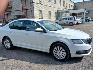 2018 Skoda Octavia III (A7) Рестайлинг, белый, 1430000 рублей, вид 3