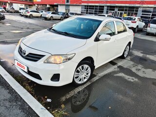 2013 Toyota Corolla X (E140, E150) Рестайлинг, белый, 900000 рублей, вид 1