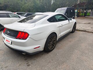 2019 Ford Mustang VI Рестайлинг, белый, 2350000 рублей, вид 3