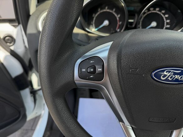 2015 Ford Fiesta Mk6 Рестайлинг, белый, 845000 рублей - вид 15