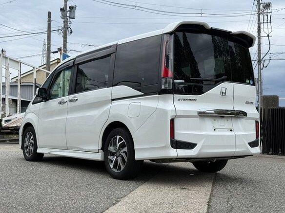 2018 Honda Stepwgn Spada V Рестайлинг, белый, 1610000 рублей - вид 5